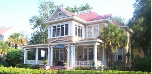 Two Suns Inn Bed and Breakfast